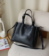 Женская сумка МІС 35458 черная с принтом